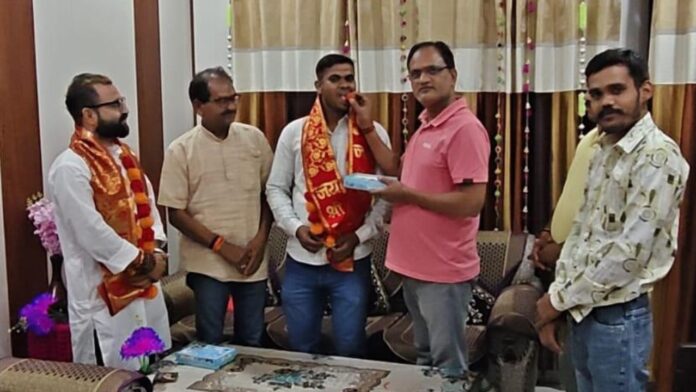 नवनियुक्त महामंत्री ठाकुर मोहित चौहान का अभिनंदन करते आनंद तिवारी।