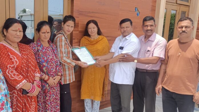 वनाधिकारों की जंग में एकजुट मातृशक्ति और संकल्पबद्ध सामाजिक संघर्ष की तस्वीर।